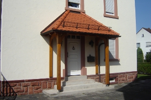 Haustürvordach auf Pfosten Vordach mit Biberschwanz